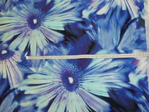 Sininen isokukkainen trikoo